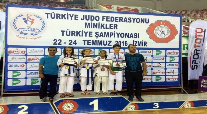 Salihlili minik judocular İzmir’den madalyalarla döndü