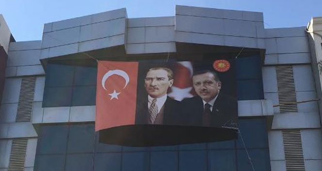 FETÖ&#039;nün tabelaları indirildi, Atatürk ve Erdoğan resmi asıldı