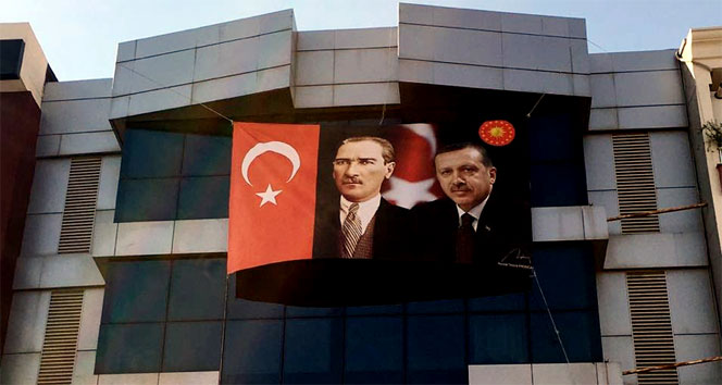 FETÖ tabelaları indirildi, Atatürk ve Erdoğan’ın resimleri asıldı