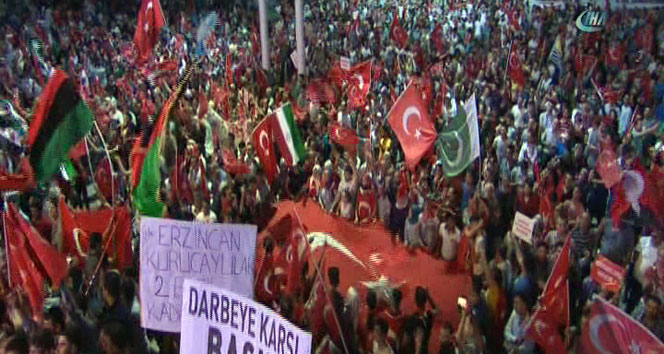 İstanbullular demokrasi nöbetine devam ediyor
