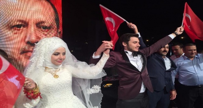 Nikah masasından kalkıp demokrasi nöbetine katıldılar