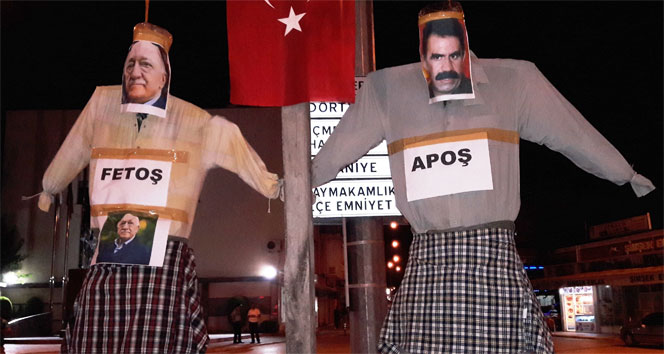 Demokrasi nöbetinde Gülen ve Öcalan&#039;ın maketlerini astılar