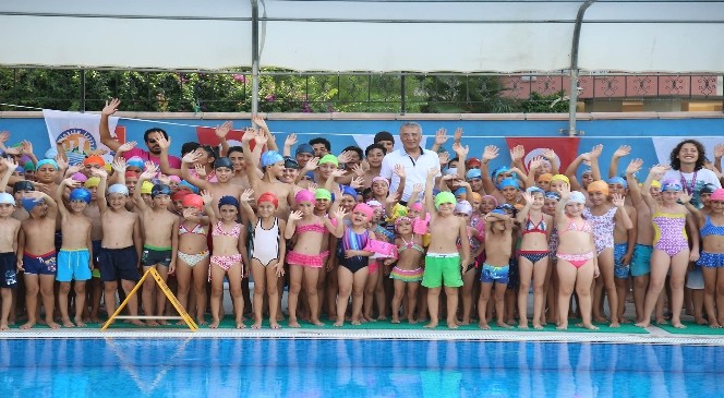 Mezitli Belediyesi, 4-60 yaş arası kursiyerlere yüzme öğretti
