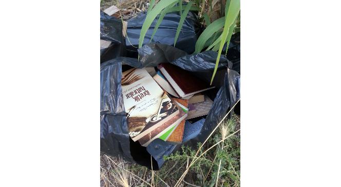 FETÖ’nün kitap ve CD’lerini boş araziye attılar
