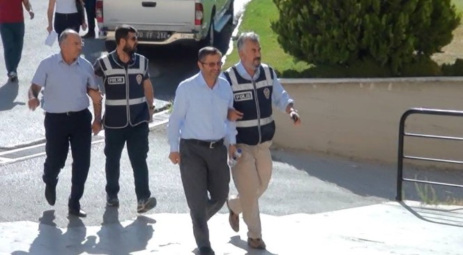 Karaman’da FETÖ soruşturmasında 3 kişi tutuklandı.