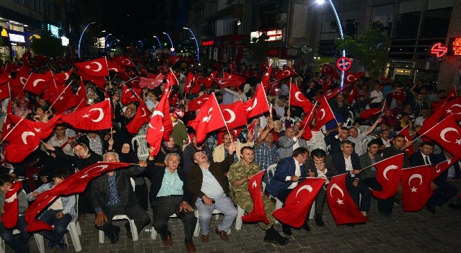 FETÖ’nün darbe girişimine Aşıklar’dan sert göndermeler