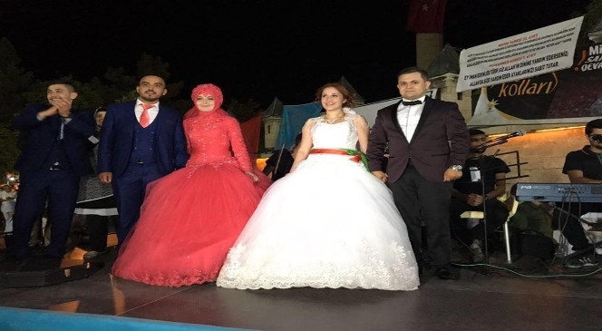Karaman’da gelin ve damatlar demokrasi nöbetine katıldı