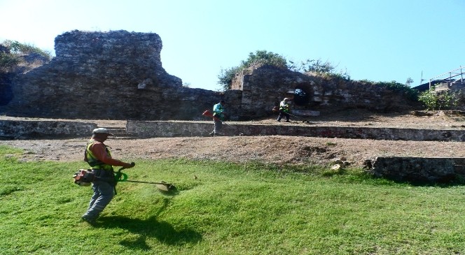Manavgat Belediyesi tarihi Zindan Kalesi’ni temizliyor