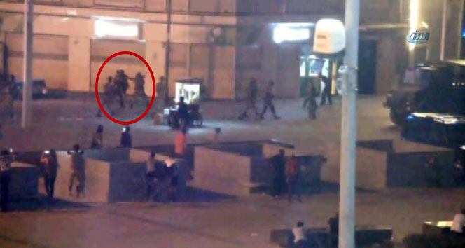 İşte darbe girişimi gecesi Taksim&#039;de yaşananlar