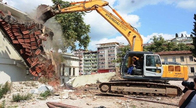 İzmit’te eski binaların yıkımı sürüyor