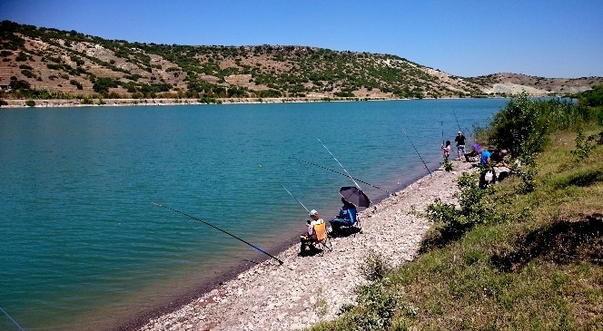 Tepebaşı’lı gençler balık tutmayı öğreniyor