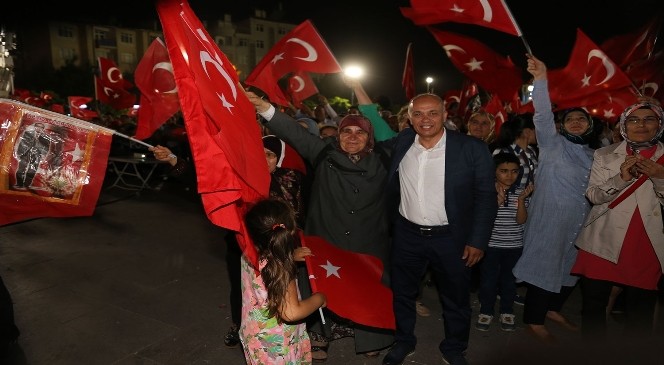 Başkan Çalışkan’ın demokrasi nöbeti