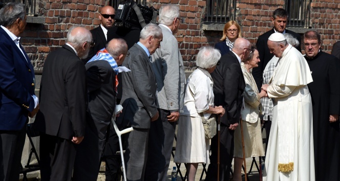 Papa Francis, Nazi kampı Auschwitz’i ziyaret etti