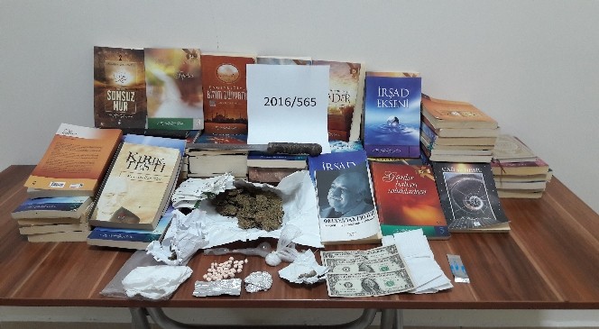 Kayseri’de FETÖ’ye ait 73 adet kitap ile uyuşturucu ele geçirildi