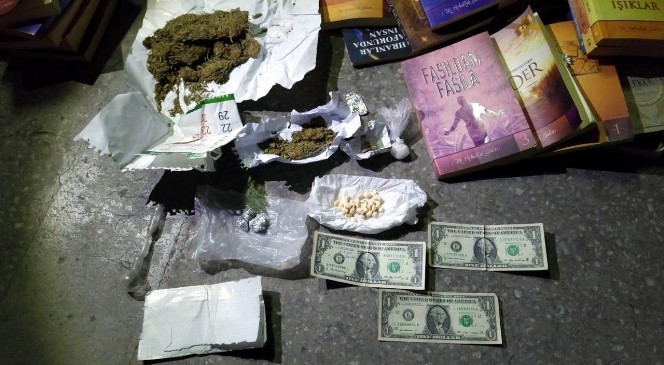 Uyuşturucu tacirinin arabasından FETÖ kitapları ve 1’er dolar çıktı