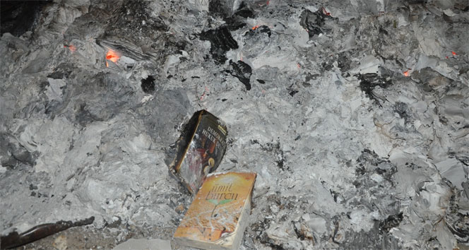 FETÖ’nün yüzlerce kitabı ormanlık alanda ateşe verildi