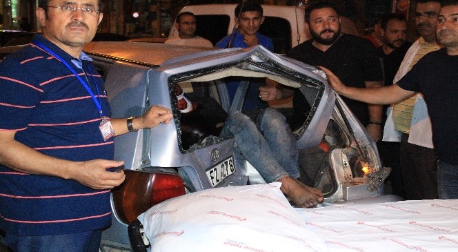Çarptığı otomobilin bagajına girdi