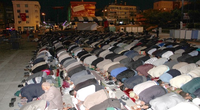 3 bin kişi Cumhuriyet Meydanında sabah namazı kıldı.