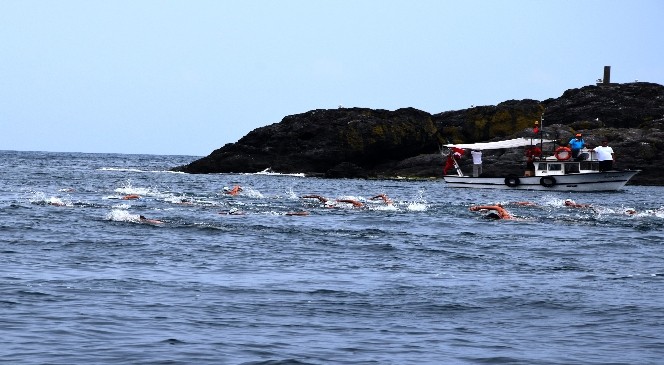 Türkiye’de karadan karaya yapılan ilk yüzme yarışı Giresun’da düzenlendi