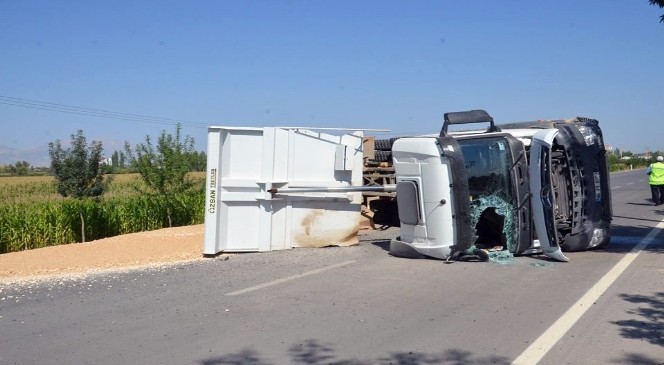Karaman’da devrilen kum yüklü kamyon yolu ulaşıma kapattı