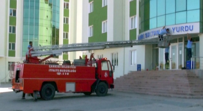 Çankırı’da FETÖ yurtlarının tabelaları söküldü