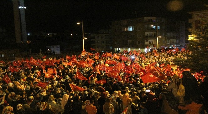 Akdağmadeni ilçesinde demokrasi nöbeti aralıksız sürüyor