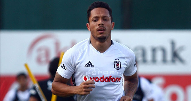 Adriano, Beşiktaş ile ilk antrenmanına çıktı