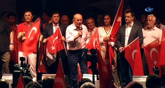 On binler demokrasi ve özgürlük için Beşiktaş Barbaros Meydanı’nda buluştu