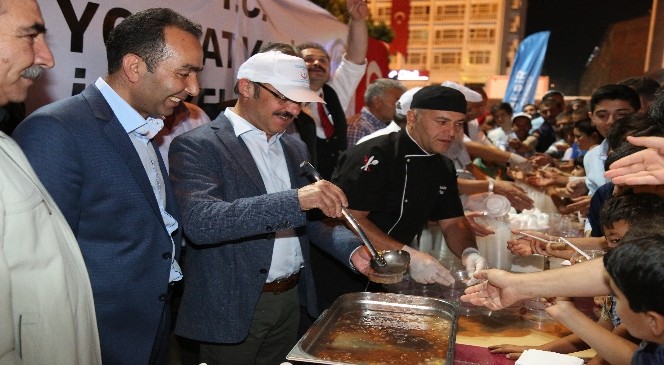 Yozgat’ta demokrasi nöbetine katılan vatandaşlara aşure ikram edildi