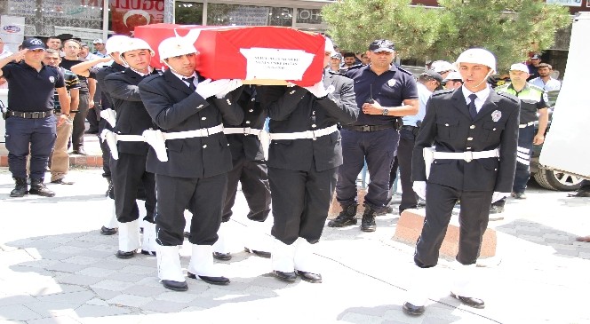 Bingöl’de şehit olan polis memuru, memleketi Yozgat’ta son yolculuğuna uğurlandı