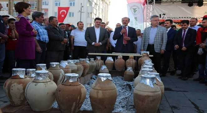 Yozgat Sürmeli Kültür ve Sanat Etkinliklerinde vatandaşa testi kebabı ikram edildi