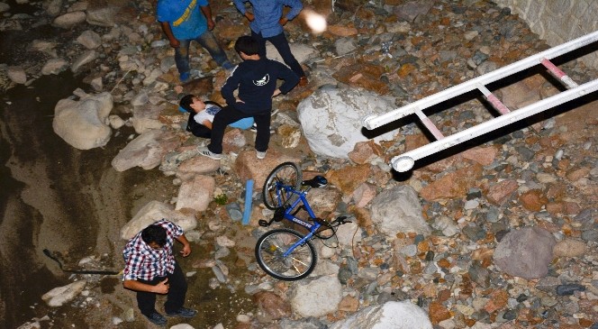Bisikletiyle Harşit Çayı’na düştü