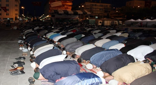 Yozgat’ta seccadesini alan sabah namazı için Cumhuriyet Meydanı’na koştu