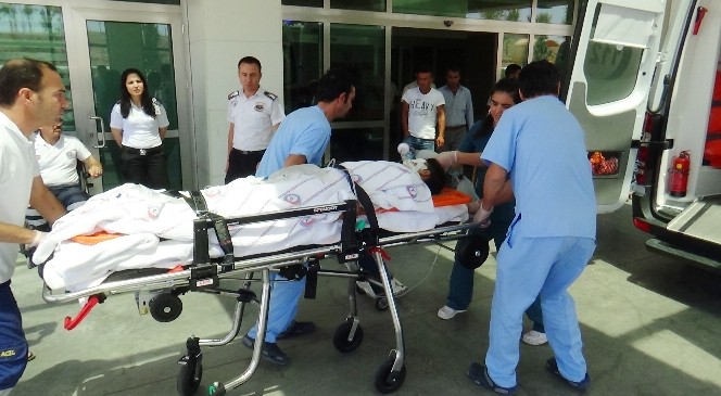 Barajda boğulmak üzere olan çocuğu balıkçılar ve vatandaşlar kurtardı