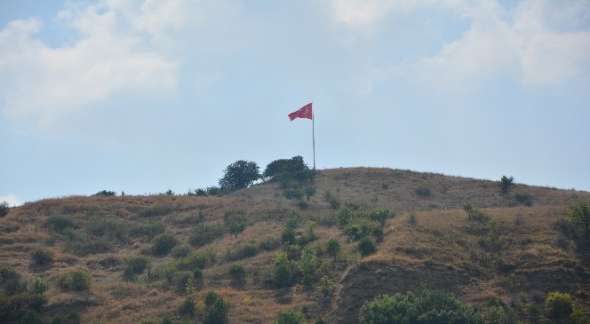 İndirilen Türk Bayrağı’nın yerine yenisi göndere çekildi