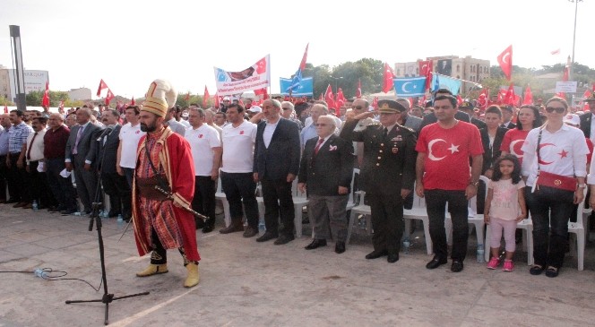Kırşehir’de binlerce kişi Cacabey Meydanına şehitler için indi