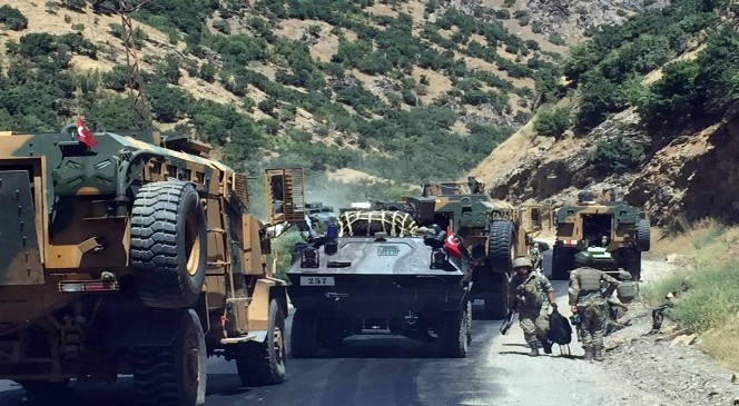 Şemdinli’de kamyon sürücüsünün öldüğü patlama sonrası operasyon başlatıldı