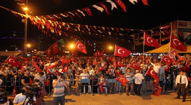 Araştırmacı Yazar Latif Erdoğan, Esenyurt’ta Demokrasi Nöbeti’nde