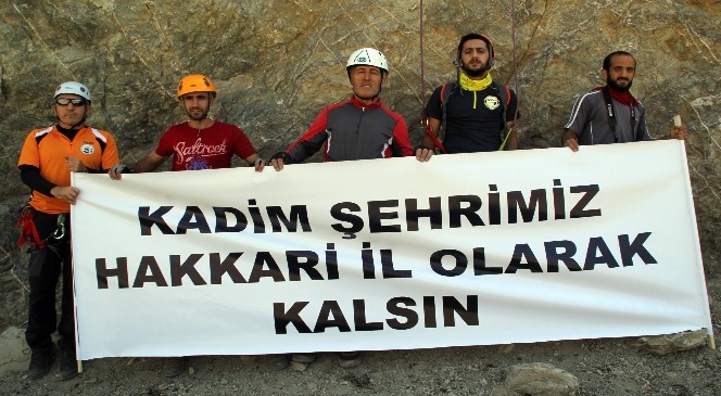 Hakkari’de dağcılardan pankartlı mesaj