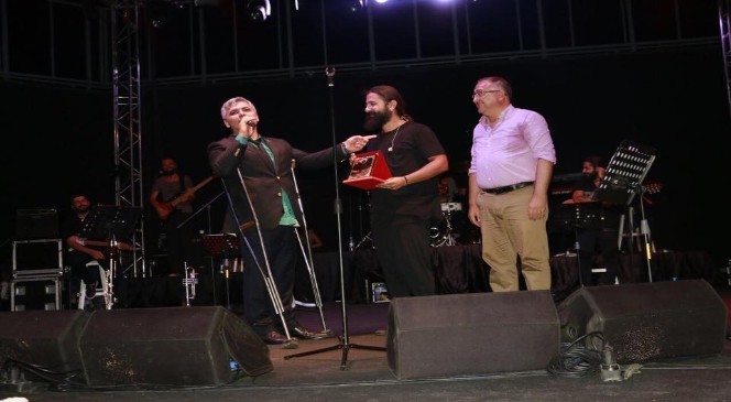 Koray Avcı şarkılarını YOSK için söyledi