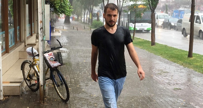 Bursa&#039;da yağış hayatı felç etti