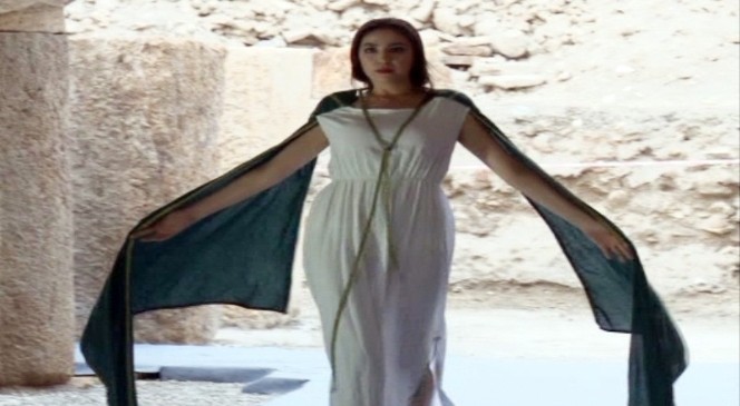 2 bin yıllık tasarımlı elbiselerle defile