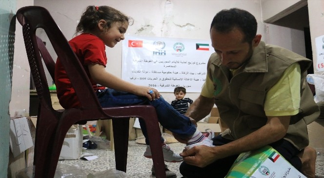 İHH, Doğu Guta’da yetim çocuklara ayakkabı dağıttı