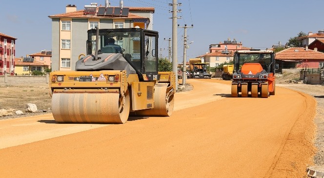 Karaman Belediyesi yol yapım çalışmalarını sürdürüyor