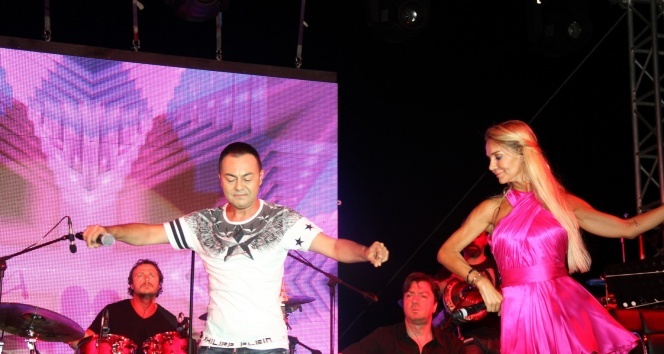 Serdar Ortaç, İskenderun&#039;da açık hava konserinde sahne aldı