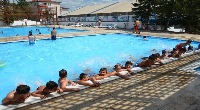 Yaz okulu öğrencileri havuz keyfinde