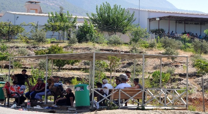 Alanya’da mahkum yakınlarının cezaevi önünde bekleyişi devam ediyor