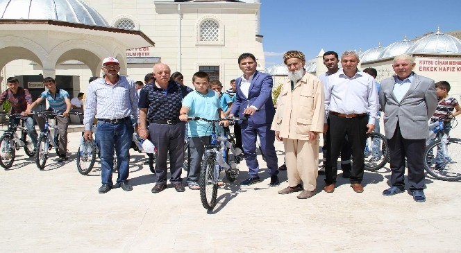 Yozgatlı Hayırsever İş Adamı Bilal Şahin Hafızlık eğitimi alan öğrencilerine bisiklet hediye etti