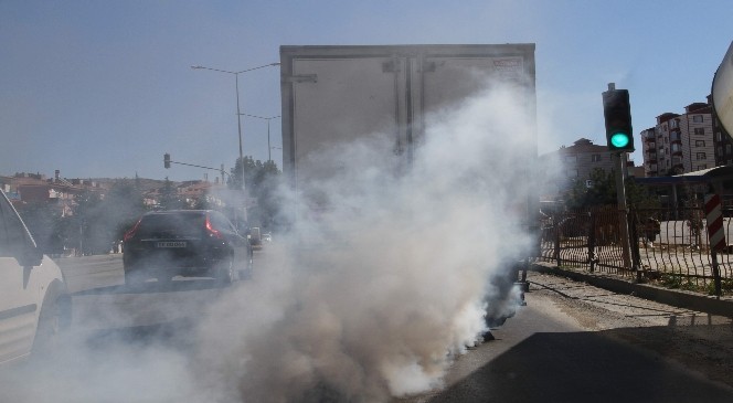 Egzozundan aşırı duman çıkartan kamyonet trafiği tehlikeye düşürdü