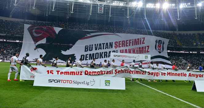 Beşiktaşlı taraftarlardan koreografi şov